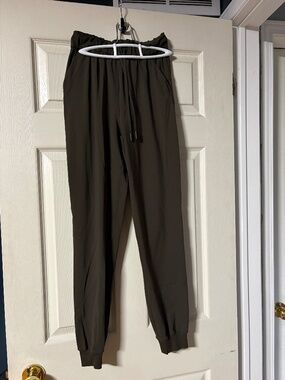 Lululemon on the fly joggers